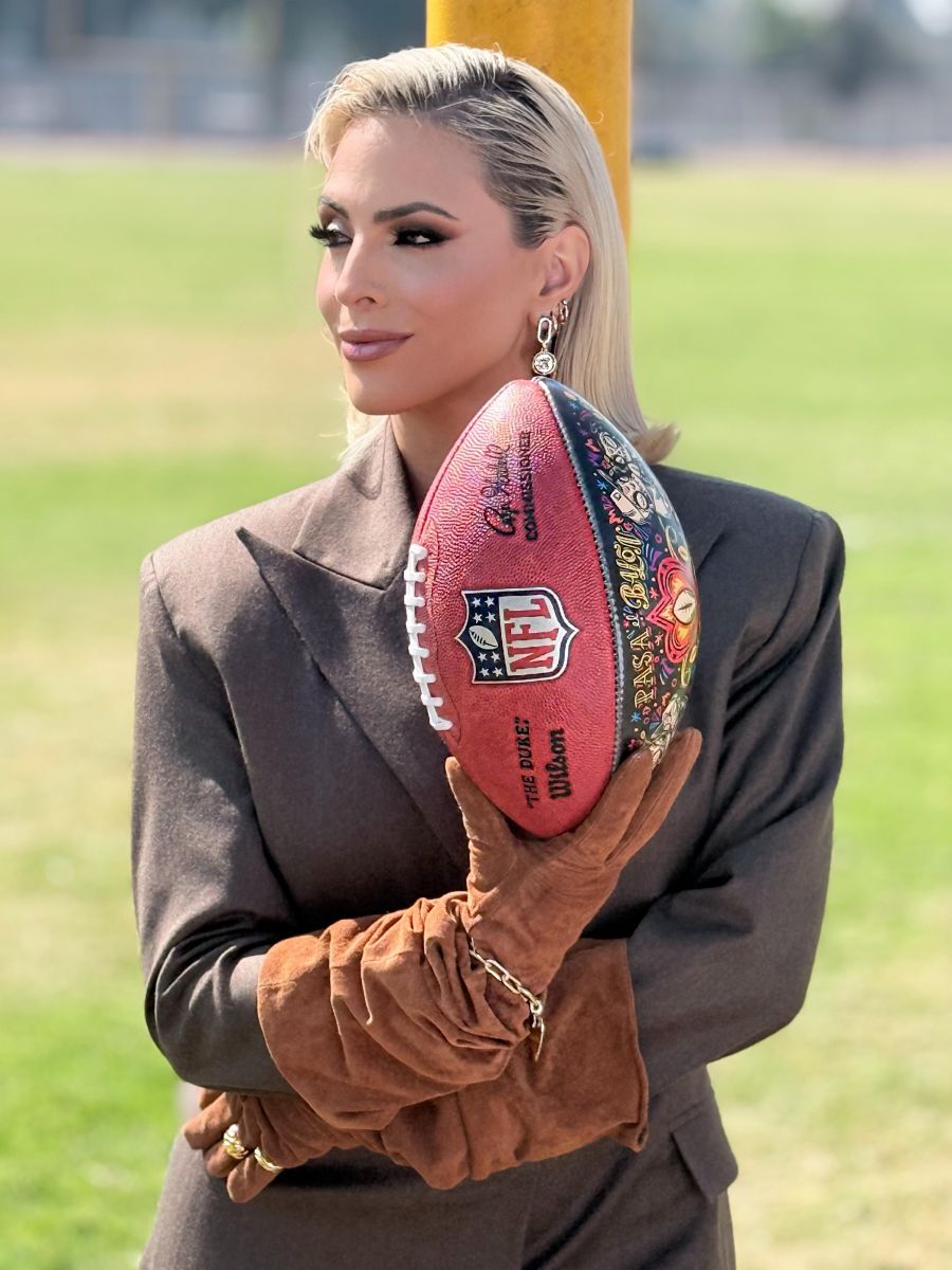 Valeria Marín cierra su décimo tercera temporada de la NFL con un poderoso look custom made en el Super Bowl 60 para TUDN